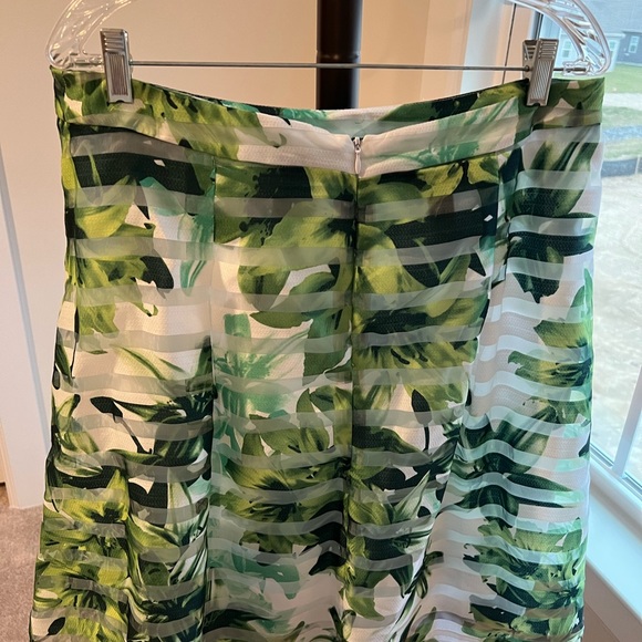 Beautiful multi shade green and white skirt - Picture 2 of 5